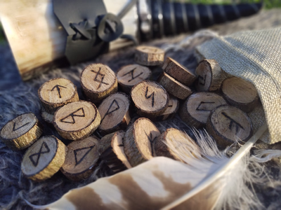 Holzstückchen mit Runen darauf