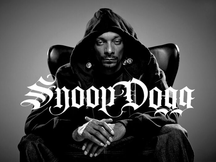 Schwarz-weiß-Porträt von Snoop Dogg mit Kapuzenpullover, sitzend auf einem Stuhl, mit verschränkten Händen und ernstem Blick, Schriftzug 'Snoop Dogg' im Vordergrund
