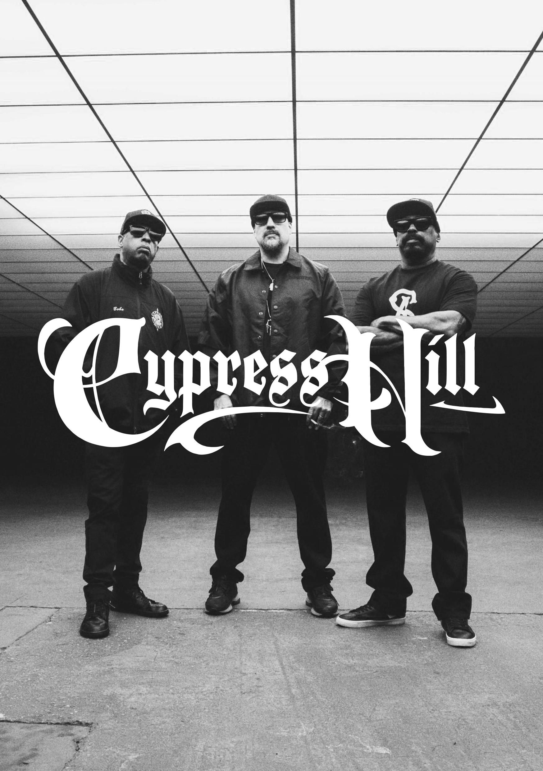 Drei Männer in dunkler Kleidung und Sonnenbrillen stehen unter einer beleuchteten Decke, Schriftzug 'Cypress Hill' in gotischer Schrift über ihnen