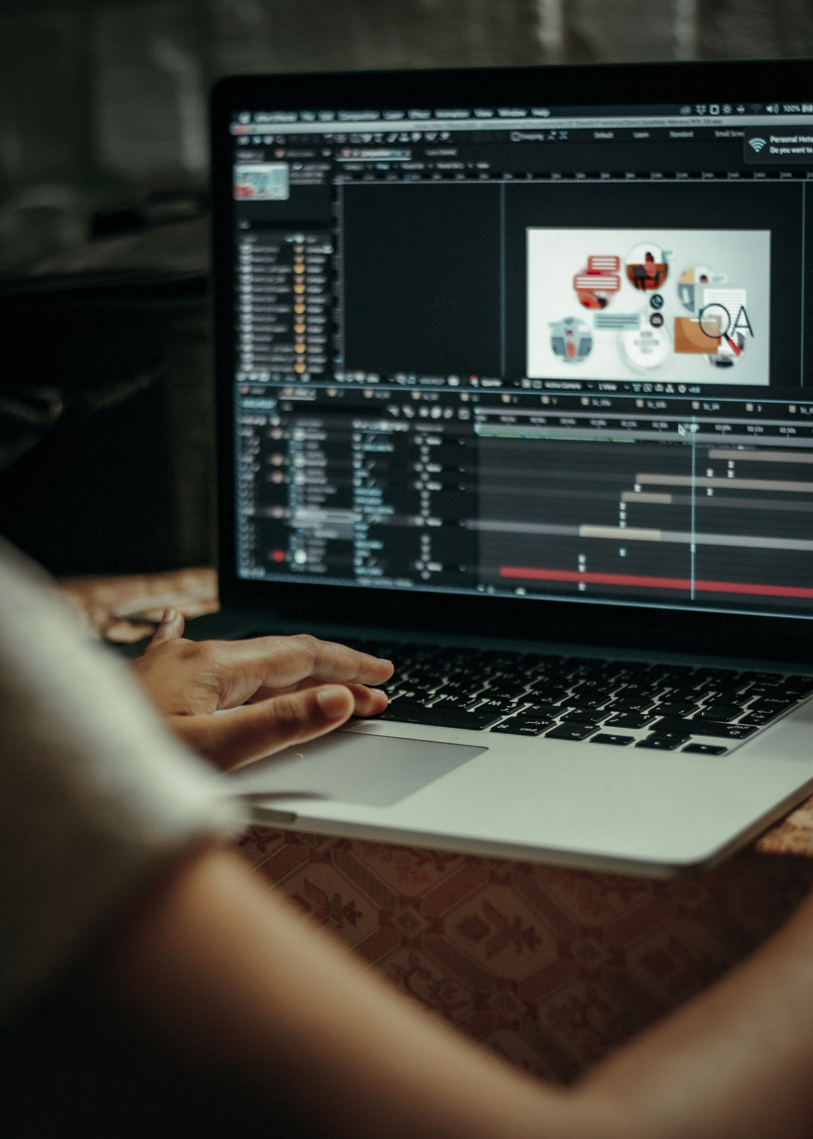 Ein Bild von einem Laptop auf dem ein Animationsprogramm geöffnet ist, in dem Motion Graphics animiert werden.