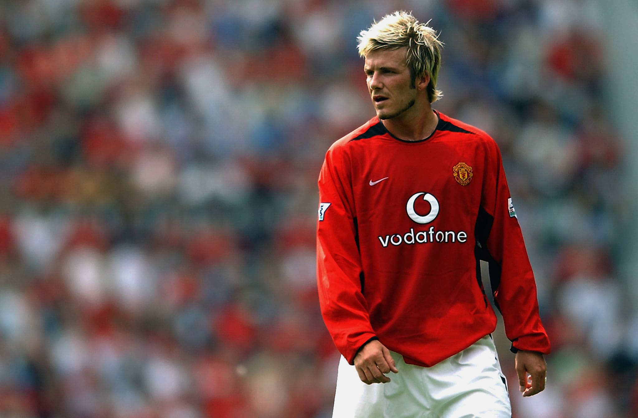 David Beckham in rotem Manchester United Trikot mit Vodafone-Logo auf dem Spielfeld