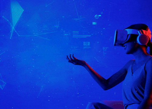 Frau mit Virtual-Reality-Brille und Kopfhörern, die ihre Hand vor einem blauen, digitalen Hintergrund ausstreckt und sich die Erde als Animation bewegt