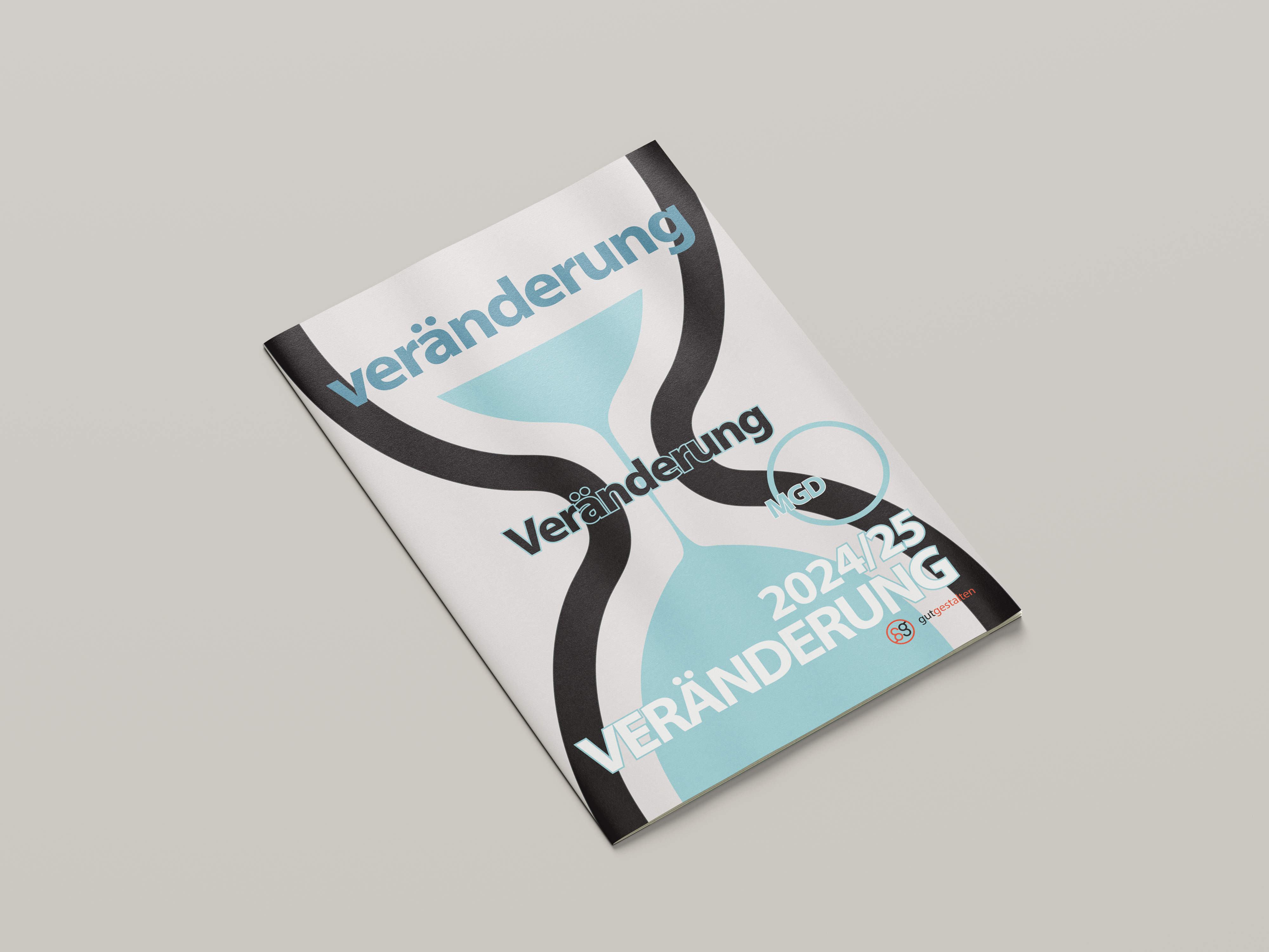 Magazincover mit dem Titel 'Veränderung' mit stilisierter Sanduhr in Blau und Schwarz, Ausgabe 2024/25